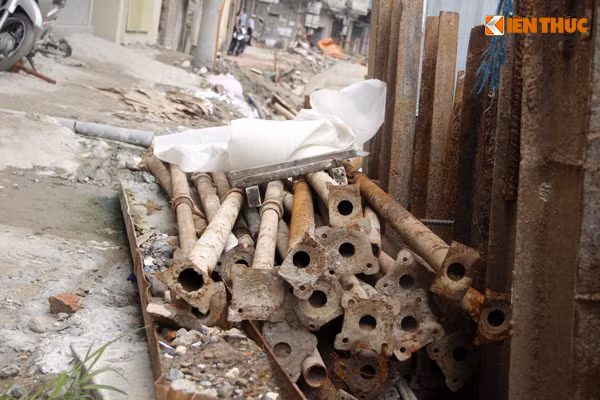 Thậm chí, có những cột sắt chất đống phải hứng chịu nắng mưa suốt một thời gian dài mà không được sử dụng đã bị hoen rỉ.