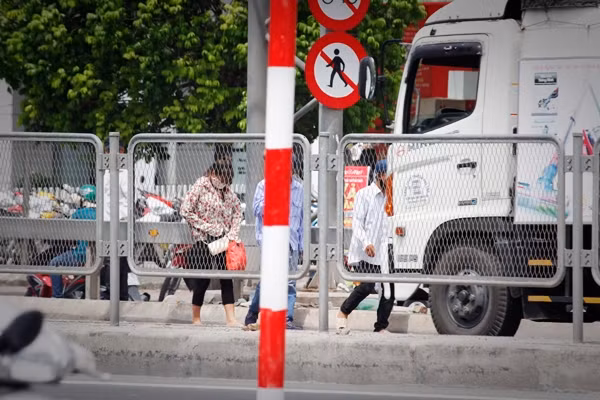 Tình trạng người đi bộ ngang nhiên di chuyển lên đường cao tốc trên cao bắt xe khách, gây nguy hiểm đến tính mạng của chính người đi bộ, mất an toàn giao thông cho các phương tiện lại tái diễn. Ảnh chụp tại đầu đường Phạm Hùng, Hà Nội (cách Đội CSGT số 6 khoảng 400m).
