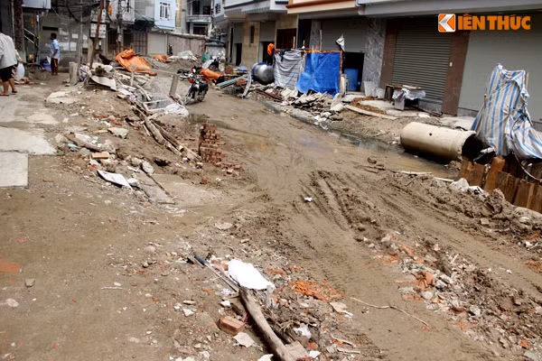 Dự án thi công ì ạch khiến hơn 100 hộ dân nơi đây phải sống khổ sở suốt 4 năm, mưa xuống thì lầy lội bùn, trời nắng mùi nước thải tù đọng bốc lên nồng nặc cực kỳ khó chịu.