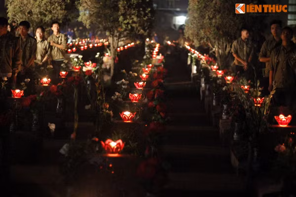 Những ngọn nến lung linh được thắp sáng trên các phần mộ của các anh hùng, liệt sỹ.