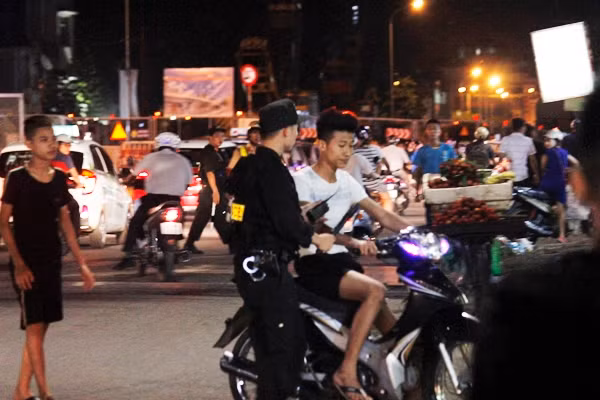 Điều đáng nói, quá trình quay đầu xe trốn chạy, các nam nữ thanh niên đều tăng ga và phóng đi rất nhanh, mặc kệ nguy hiểm cho những người tham gia giao thông xung quanh.