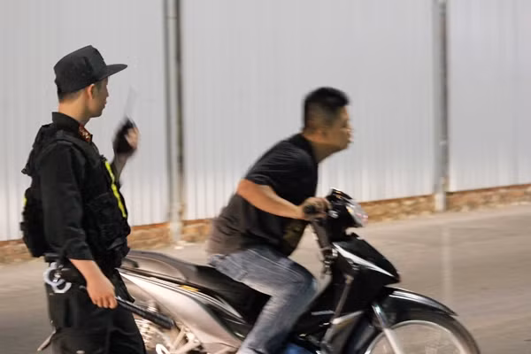 Nam thanh niên quay đầu xe chạy nhưng không thoát.