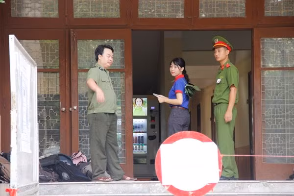 Sáng 1/7, một số thí sinh tham dự môn thi Toán tại cụm thi trường ĐH Sư phạm, Hà Nội quên mang theo thẻ dự thi, CMTND, nhiều phụ huynh đã phải nhờ đến sự giúp đỡ của các nữ tình nguyện viên xinh đẹp mang vào.