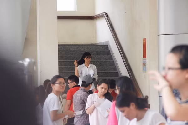 Theo chia sẻ của hầu hết các thí sinh tại cụm thi trường ĐH Sư phạm Hà Nội, các em đều tự tin bài làm của mình đạt điểm khá, vì đề Toán năm nay đưa ra theo kiểu phân loại để các em học lực trung bình vẫn có khả năng vượt qua "điểm chết" để tốt nghiệp THPT. Ảnh: Mạnh Hưng.