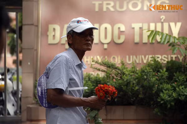 Hình ảnh ấn tượng cụ ông Phạm Minh Đức (73 tuổi, ở quận Hà Đông, Hà Nội) tự hái hoa đứng đợi tặng cháu ngoại là Nguyễn Thị Hồng Nhung đi thi tại cụm thi trường ĐH Thủy Lợi (Hà Nội) cũng khiến không ít người chứng kiến xúc động, cảm phục.