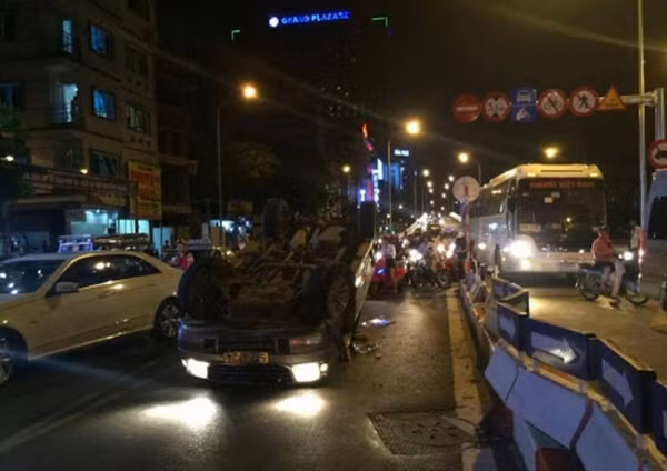 Xe Ford Everest tien ty dam vao dai phan cach phoi bung len troi-Hinh-2