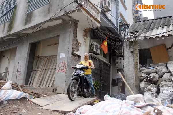 Người dân di chuyển một cách từ từ, nếu không cẩn thận rất dễ bị ngã xe.