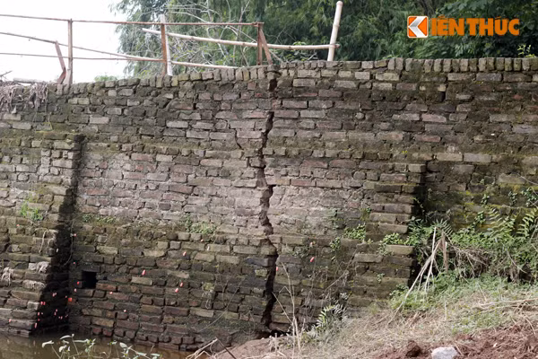 Theo quan sát của PV Kiến Thức, bức tường gạch được xây để đỡ hai đầu cầu Đồng Hoàng xuất hiện những vết rạn nứt rất lớn.