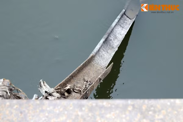 Một số thanh sắt làm chân cầu được chắp nối từ nhiều đoạn giúp chống đỡ cầu.