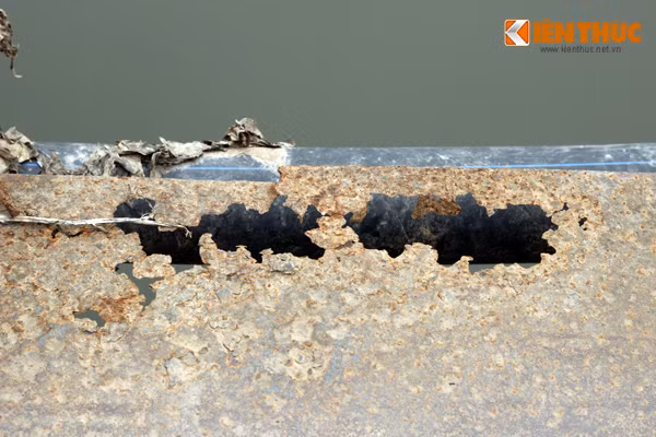 Nếu ai đi qua sơ ý đạp phải những đoạn thủng trên bề mặt cầu thì rất dễ bị ngã xuống sông Đáy.