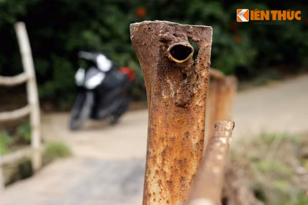 Một số đoạn chắn ở thành cầu còn bị gãy cụt, để lộ ra những vết sắt hoen rỉ.