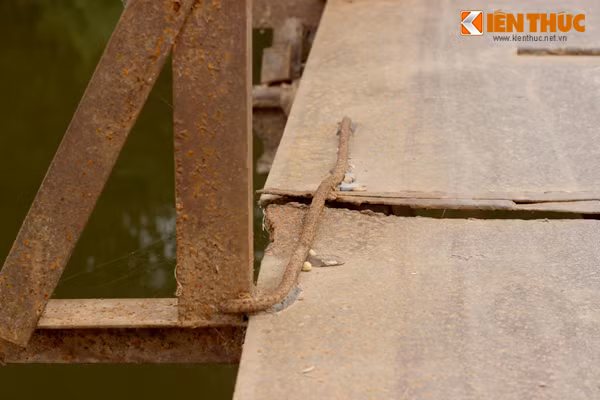 Người dân còn sử dụng đoạn sắt để hàn nối lại mặt cầu.