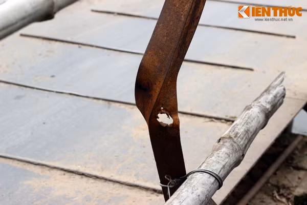 Nhiều thanh chắn còn bị gãy cong vẹo do người dân di chuyển lao phải.