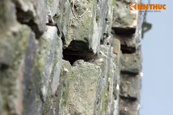 Các vết rạn nứt càng ngày càng lan rộng ra xung quanh.