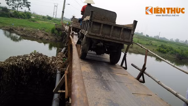 Sớm có được một cây cầu vững chắc bắc ngang sông Đáy để thuận tiện cho việc đi lại, trao đổi buôn bán... là ước mơ chung của những người dân phường Đồng Mai, Hà Đông, Hà Nội.