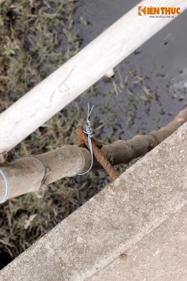 Những đoạn buộc tạm bợ bằng dây thép.