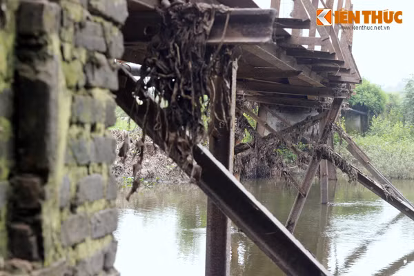 Trong khi đó, những thanh sắt được sử dụng để chống đỡ phần chân cầu đã bị hoen rỉ, gãy, cong vẹo khiến cầu nghiêng hẳn sang một bên. .