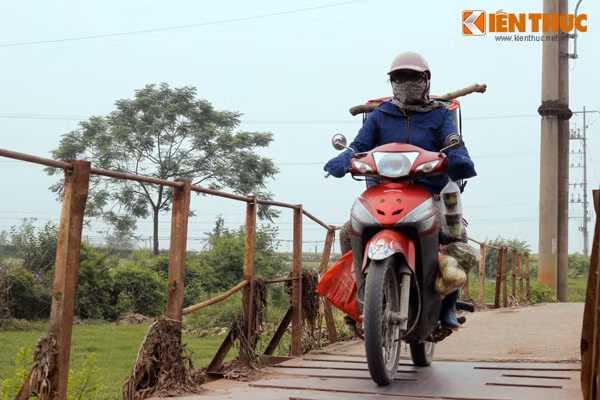 Mỗi khi di chuyển qua cầu, người dân Đồng Mai đều cố gắng vượt qua cầu thật nhanh chóng.