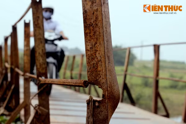 Người dân phải đánh cược tính mạng của mình mỗi khi di chuyển trên cây cầu sắp sập này.