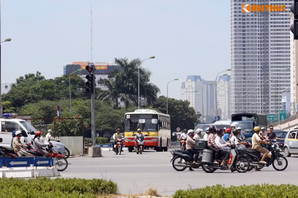 Hình ảnh đoàn người điều khiển xe máy vượt đèn đỏ vô cùng phản cảm. (hướng từ Cầu Giấy đi Hồ Tùng Mậu).