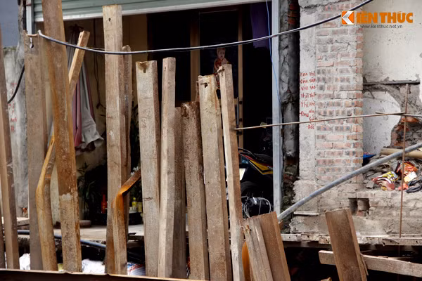 Một số gia đình còn bị cọc gỗ, dầm sắt chắn hết. Một chủ kinh doanh tại đây chia sẻ: "Ngày trước, dự án chưa thi công, nhà tôi thu nhập cũng tạm ổn, thu nhập đủ nuôi sống gia đình. Giờ người ta làm mãi không xong nhà chị cũng bị tổn thất theo. Có ai lại chịu khổ mà đi chui vào cái chốn hôi thối này mà mua hàng đâu".