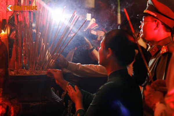 Những nén hương thành kính dâng lên các anh.