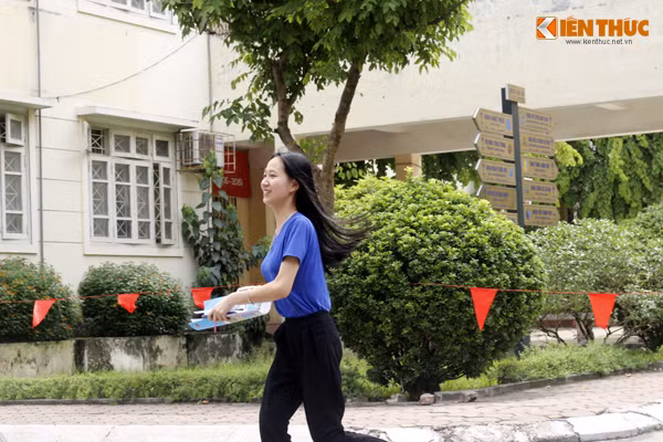 Nữ sinh chạy thật nhanh ra khỏi phòng thi sớm hơn tiếng trống kết thúc thời gian làm bài khoảng 20 phút. Ảnh: Hưng Bùi.