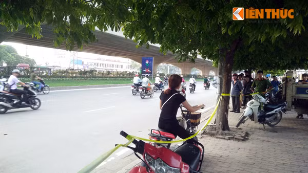 Các trường hợp vi phạm đều bị xử lý nghiêm. Trao đổi với PV Kiến Thức, Đại úy Đặng Thành Trung - Phó Đội trưởng Đội CSGT số 6 - Tổ trưởng Y11/141 cho biết: "Quá trình làm nhiệm vụ, khi chúng tôi phát hiện các cô gái dịch vụ thì những đối tượng quay đầu bỏ chạy rất nhanh. Họ bất chấp nguy hiểm, thậm chí là gây tai nạn cho người khác cũng mặc kệ. Sau khi bắt giữ được các đối tượng, chúng tôi đã bàn giao cho công an phường sở tại tiếp tục xử lý. Riêng các trường hợp đi xe máy điện không đội mũ bảo hiểm, không đăng ký, chủ yếu là các học sinh, sinh viên... các em chưa nắm rõ được quy định khi điều khiển phương tiện này. Một số trường hợp vi phạm, chúng tôi đã nhắc nhở, đồng thời xử lý nghiêm một số người vi phạm còn lạng lách đánh võng gây nguy hiểm cho người tham gia giao thông".