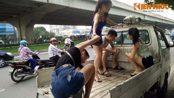 "Gái dịch vụ" cùng "quái xế" nhanh chóng được đưa về trụ sở Công an phường Mỹ Đình II để xử lý.