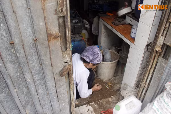 Khi mưa lớn kéo dài, nước mương dâng lên khiến cả đất cát tại dự án chảy theo nước vào nhà dân.