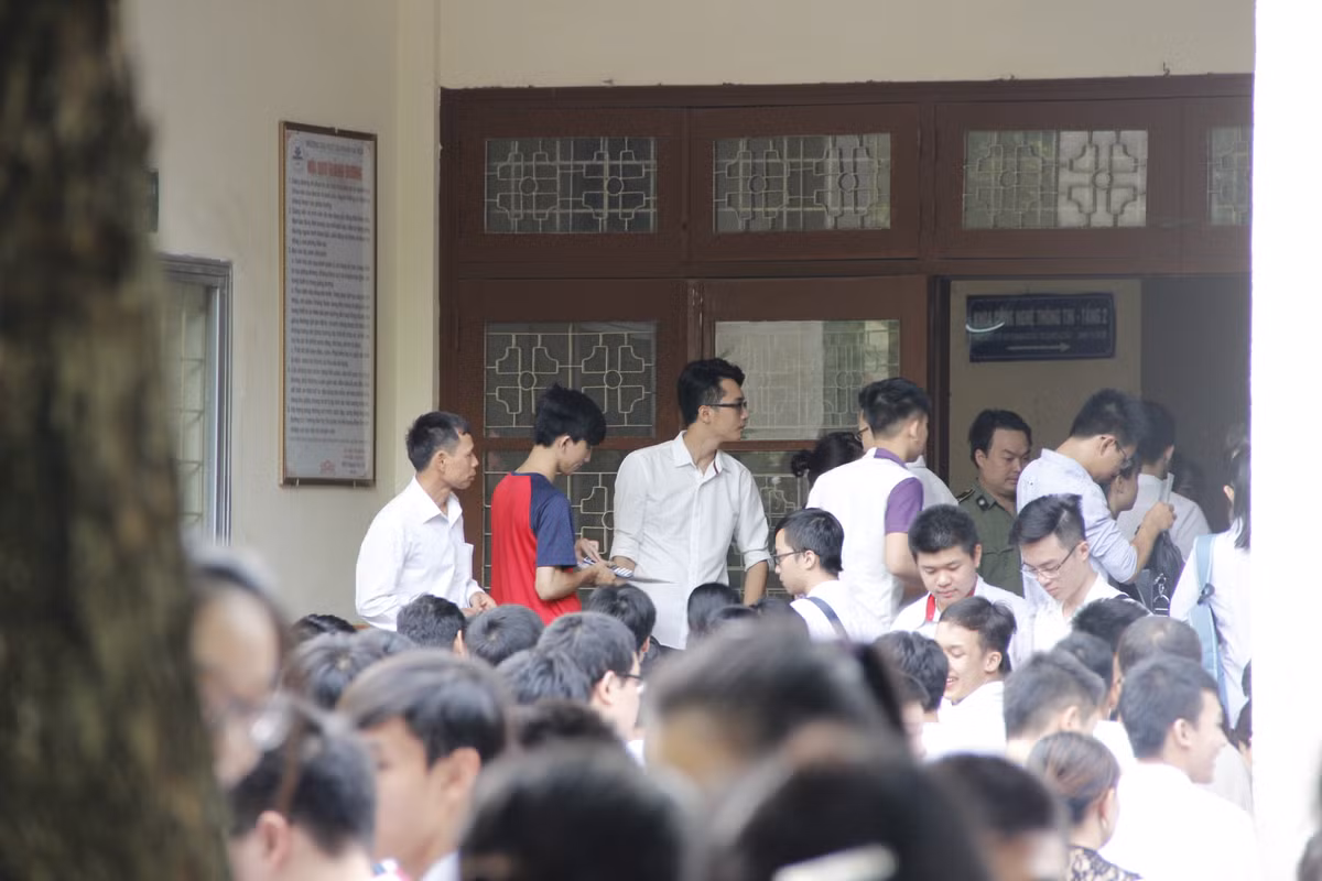 Các thí sinh bắt đầu bước vào phòng thi. Ảnh: Hưng Bùi.