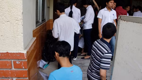 Các thí sinh để lại túi, cặp sách trước khi vào phòng. Ảnh: Hưng Bùi.