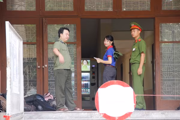 Một số thí sinh quên mang theo thẻ dự thi phải nhờ tình nguyện viên đem vào. Ảnh: Hưng Bùi.