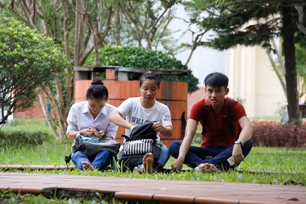 Hầu hết các thí sinh tham dự kỳ thi THPT Quốc gia 2016 tại cụm thi trường ĐH Sư phạm Hà Nội đều có tâm lý rất thoải mái, các em đã sẵn sàng làm bài. Ảnh: Hưng Bùi.