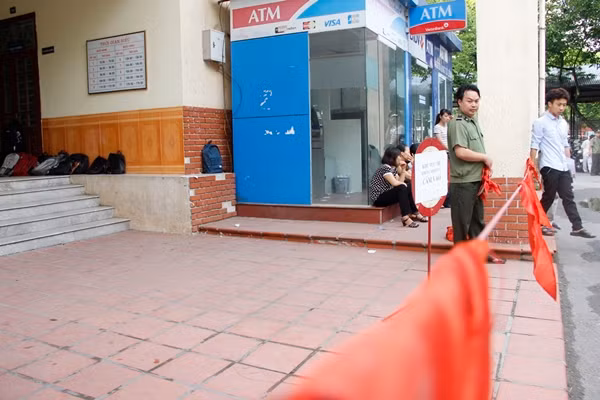 Giám thị căng giây đỏ cấm những người không phận sự vào đi vào phòng thi. Ảnh: Hưng Bùi.