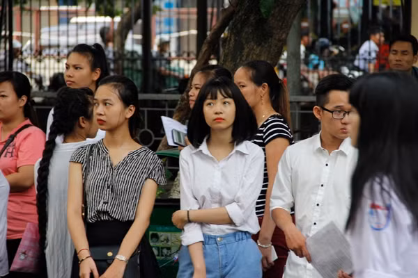 Nhiều thí sinh có gương mặt xinh xắn tham dự kỳ thi THPT Quốc gia 2016. Ảnh: Hưng Bùi.