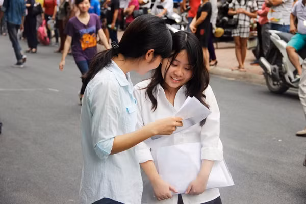 Hai nữ sinh vui vẻ trao đổi bài làm sau thi môn Toán. Chiều nay, các thí sinh thi môn Ngoại ngữ với thời gian 90 phút.