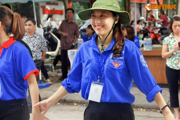 Những bóng hồng tình nguyện xinh đẹp khoác lên mình chiếc áo xanh thanh niên, đội chiếc mũ tai bèo và luôn nở nụ cười thật tươi mỗi khi thí sinh cần đến sự giúp đỡ khiến nhiều phụ huynh đưa con đi thi thêm ấm lòng.