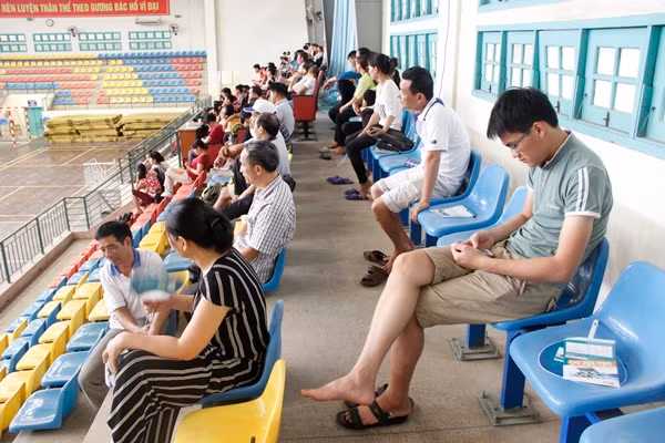 Tại cụm thi THPT Quốc gia 2016 trường Đại học Sư phạm Hà Nội sáng 1/7, nhiều bậc phụ huynh được nhà trường mời vào phòng tập luyện thể dục, thể thao của nhà trường ngồi điều hòa mát lạnh trong lúc chờ đợi con em làm bài thi môn Toán.