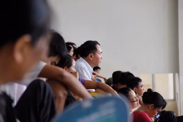 Nhiều phụ huynh bày tỏ tâm lý thoải mái, không quá lo lắng trong lúc ngồi chờ đợi con em mình.