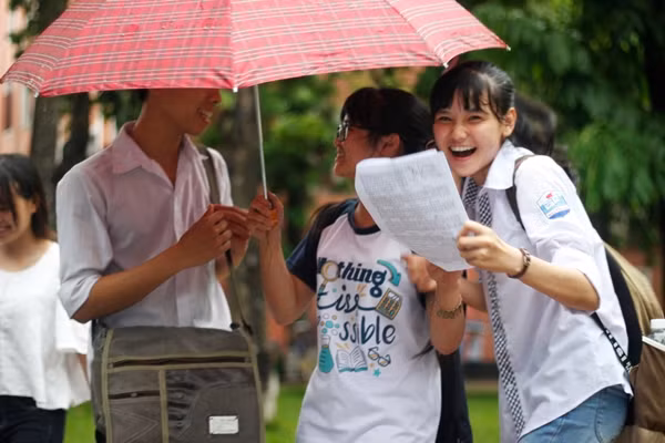 Chia sẻ với PV Kiến Thức, thí sinh Nguyễn Thị Thái (áo trắng, ngoài cùng bên phải) cho biết: "Em làm bài mã đề 648. Tong số các câu hỏi đưa ra em ấn tượng nhất cầu đồ thị 44 và câu hỏi 49. Em thấy năm đề khó theo mức độ tăng dần nhưng vẫn tự tin giành 7 điểm". Chung cảm xúc với em Thái, em Nguyễn Thị Tố Uyên (giữa) bày tỏ: "Em thấy đề bình thường, bài làm của em không bỏ sót câu nào. Đề rất hay ở chỗ các câu hỏi khó theo mức độ tăng dần... Bài làm của em có thể được điểm 8".