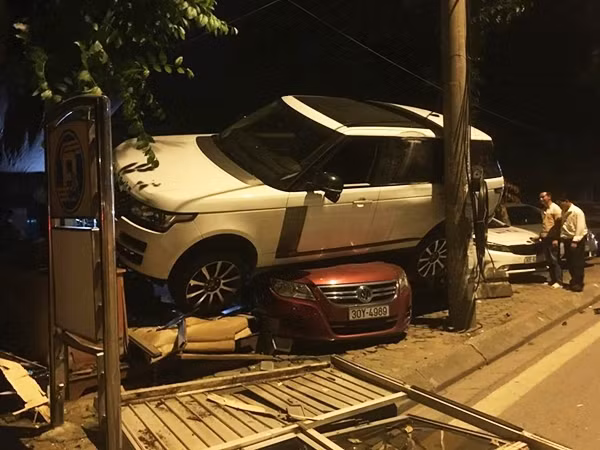 Xe sang tien ty dam sap bot bao ve, treo noc o to khac