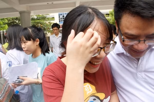 Nữ sinh cười rạng rỡ sau khi hoàn thành xuất sắc bài thi môn Toán tại cụm thi trường ĐH Sư phạm Hà Nội.