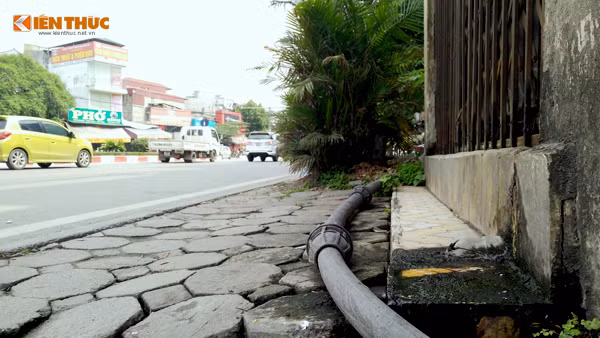 Đường ống nước thì chạy loằng ngoằng ngay trên vỉa hè trước cửa của ngôi nhà kì dị.