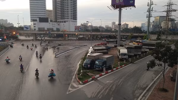 6h sáng, các hướng di chuyển tại nút giao thông cầu vượt Mai Dịch (Hà Nội) vẫn thông thoáng, mọi người có thể di chuyển một cách thuận lợi.