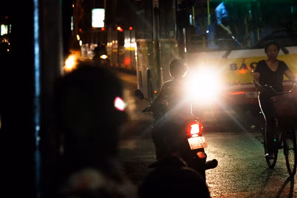 Bên cạnh các nam thanh niên, có rất nhiều cô gái có khuôn mặt xinh xắn cũng vi phạm luật giao thông và bất chấp nguy hiểm quay đầu xe trốn chạy.