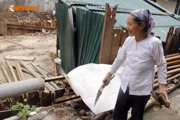 Ngoài ra, người dân còn bức xúc cho rằng, việc đền bù giải phóng mặt bằng chưa được thỏa đáng. Nguy hiểm hơn là những ngôi nhà nằm sát mương nước rất có thể sẽ bị sụt lún khi mưa to kéo dài vì quá trình giải tỏa mặt bằng, nhiều ngôi nhà bị múc đất lõm sâu vào bên trong nền.