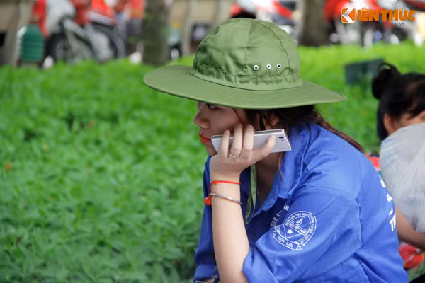 Phút suy tư của nữ tình nguyện viên xinh đẹp.