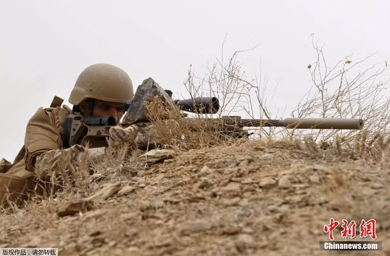 Gần đó, các tay súng bắn tỉa canh trừng trận địa pháo, chống mọi mối nguy hại xâm nhập đơn lẻ từ các chiến binh phiến quân Houthi.