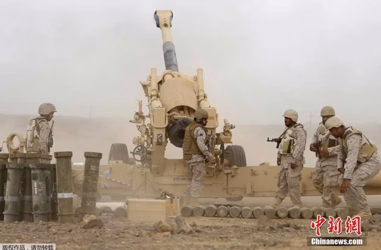 Lựu pháo M198 có thể bắn được rất nhiều loại đạn gồm: đạn nổ mạnh M107; đạn phốt pho trắng; đạn chiếu sáng; đạn chùm (chứa 88 quả bom con) phù hợp để chống thiết giáp, xe tăng; đạn xuyên giáp điều khiển từ xa; đạn thông minh Copperhead. Trong ảnh, đầu đạn (nằm ở bên trái) và liều phóng (bên phải) của khẩu M198.